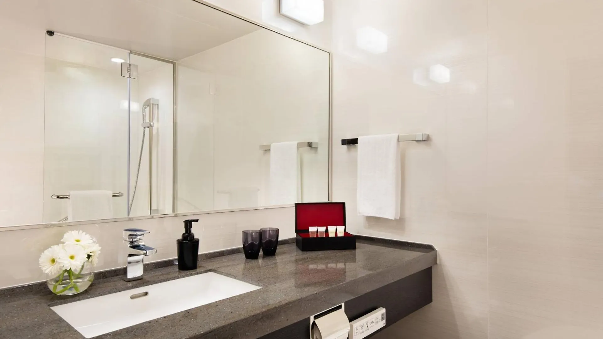 Отель Courtyard By Marriott Shin-Osaka Station 5*, Осака